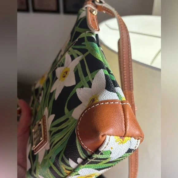 Authentic Dooney & Bourke Floral daffodil leather/coated canvas zip top Crosbody - Picture 5 of 15